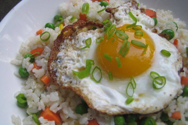 ارز مقلي مع البيض