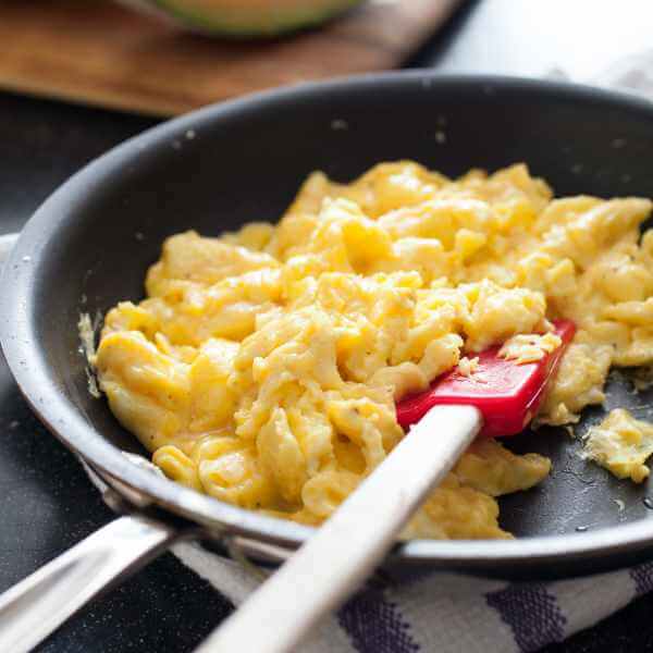 بيض مع جبنة صفراء