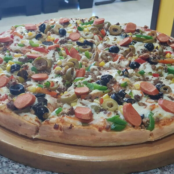 بيتزا نقانق وسط