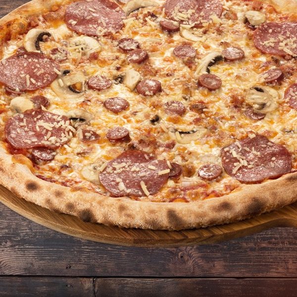 بيتزا نقانق مع خضار (XL)