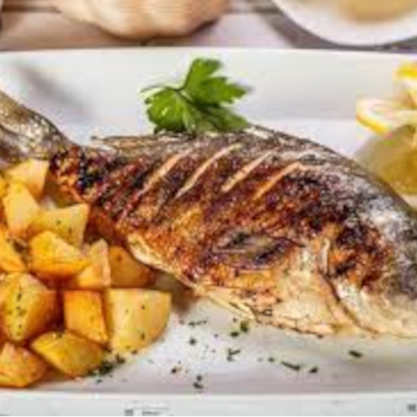 وجبة سمك دينيس + سلطات + حمص + بطاطا